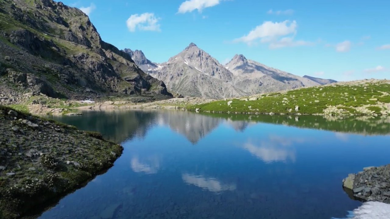 Sıcaklardan kaçıp Yusufeli’nin zirvelerinde serinliyorlar