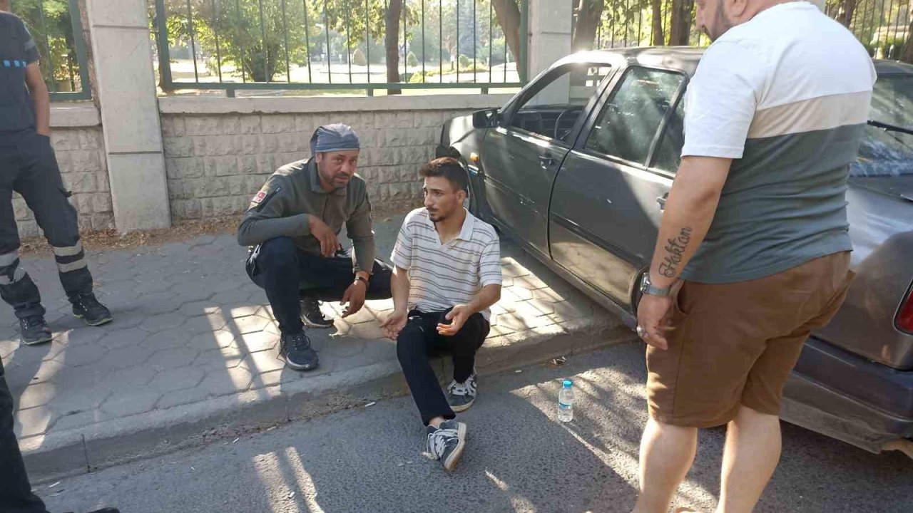 Kontrolden çıkan otomobil duvara çarparak durabildi, sürücüsü yaralandı