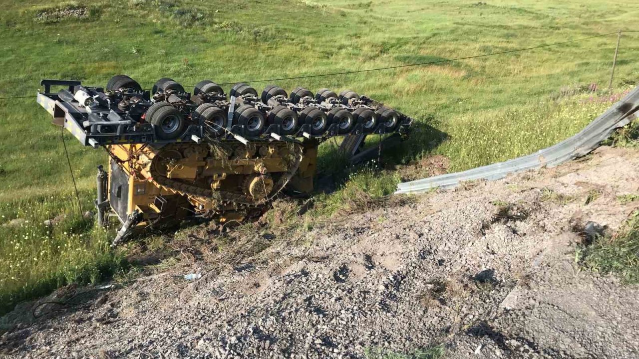 TIR’dan ayrılan dozer yüklü dorse dereye uçtu