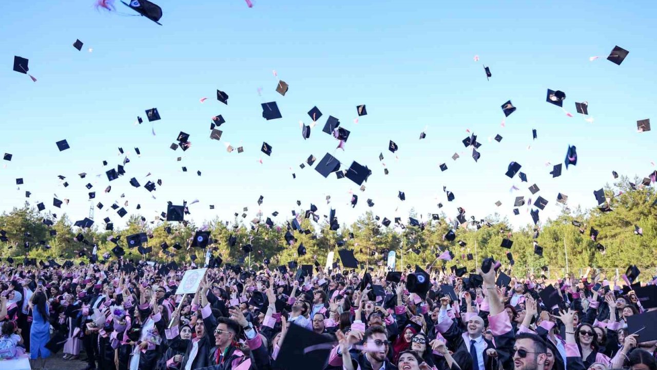 BUÜ’de bu yıl mezun sayısı 6 bini buldu