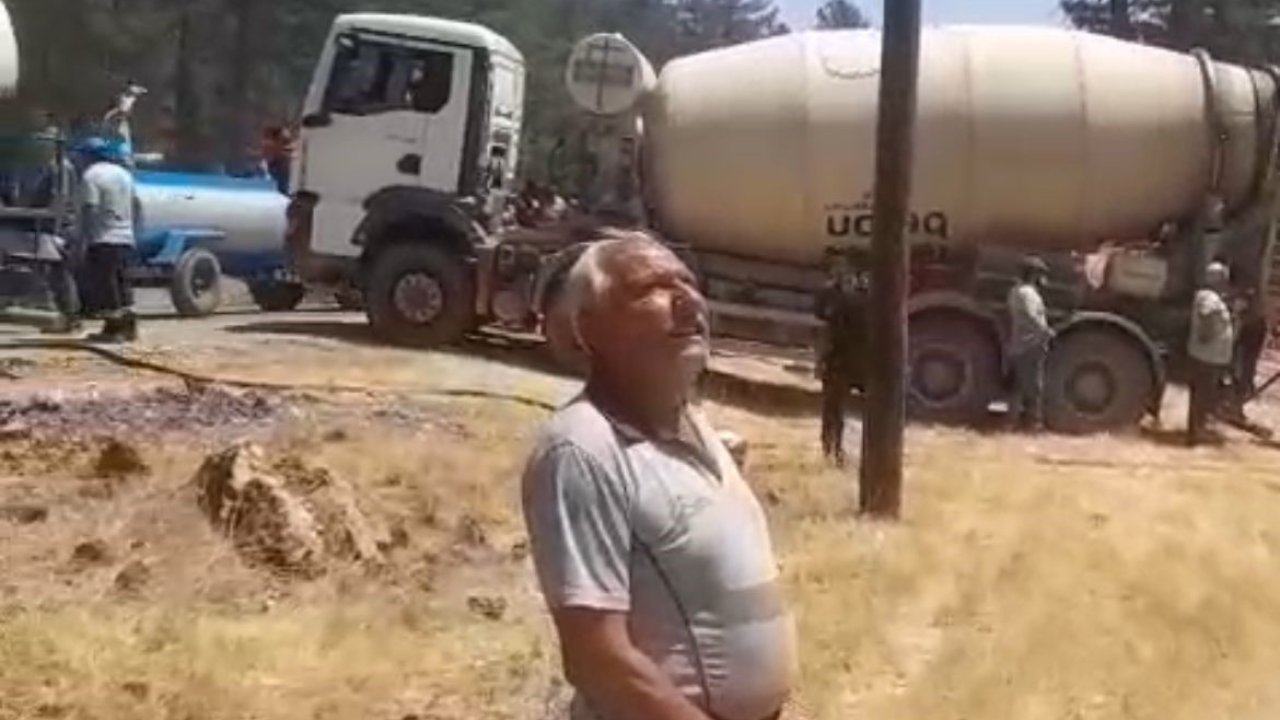 Beton pompası ile yangın söndürmeye katıldı