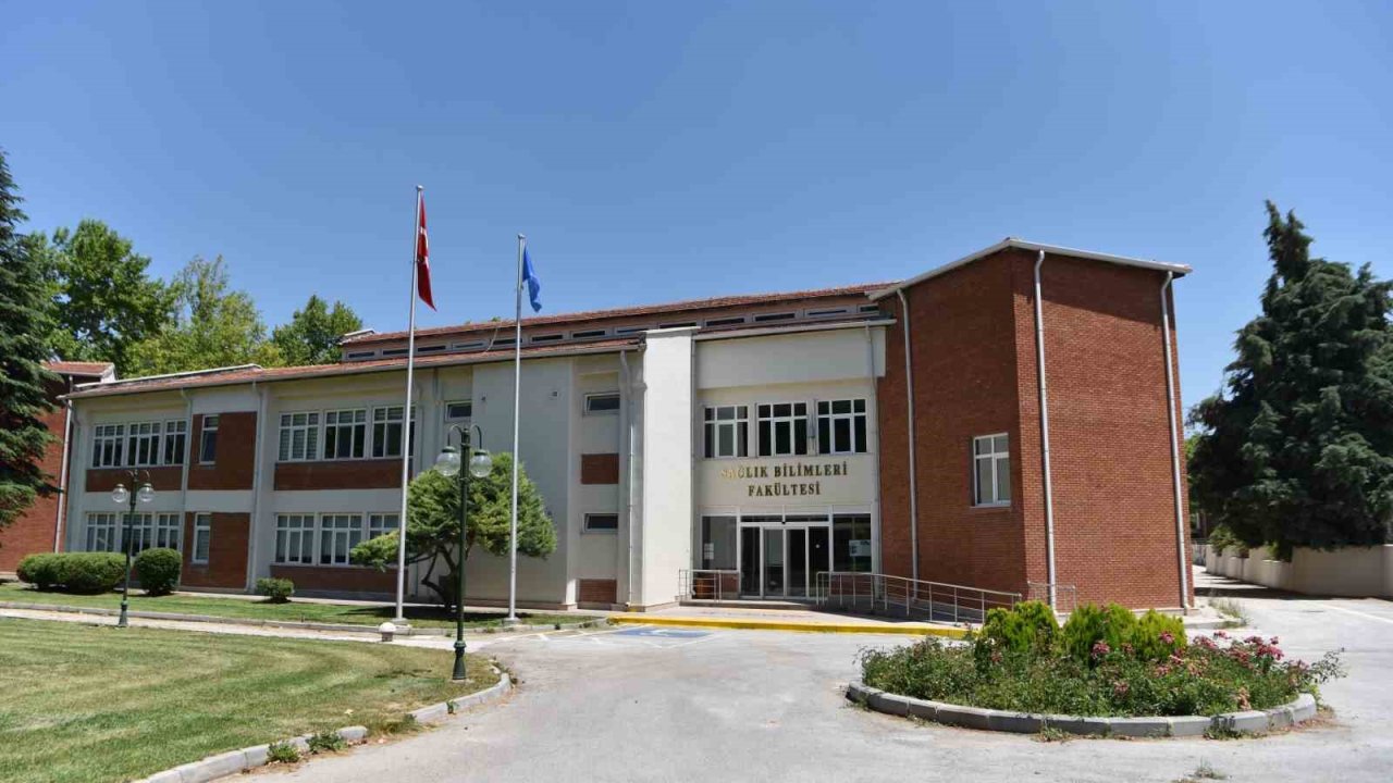 Anadolu Üniversitesi Sağlık Bilimleri Fakültesi alanında uzman personelleri başarıyla yetiştiriyor