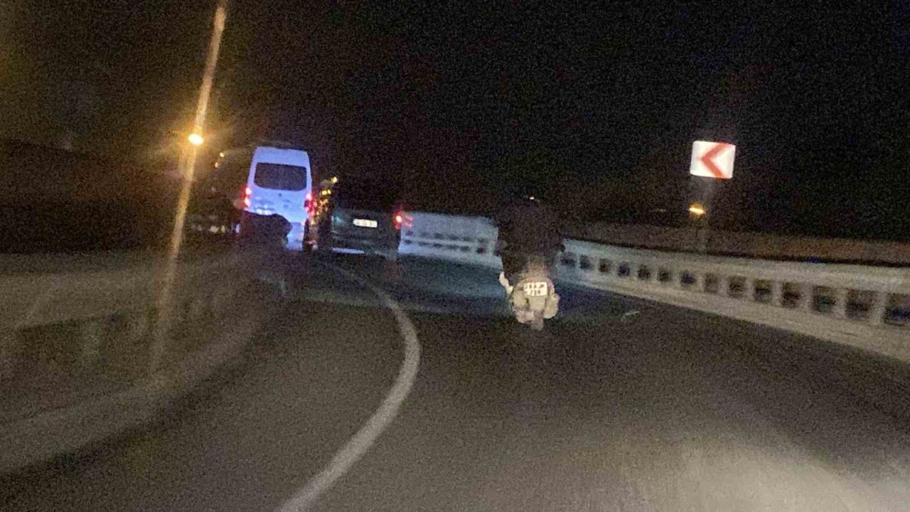Arka ışıkları yanmayan motosikletli hem kendisini hem de trafiği tehlikeye düşürdü