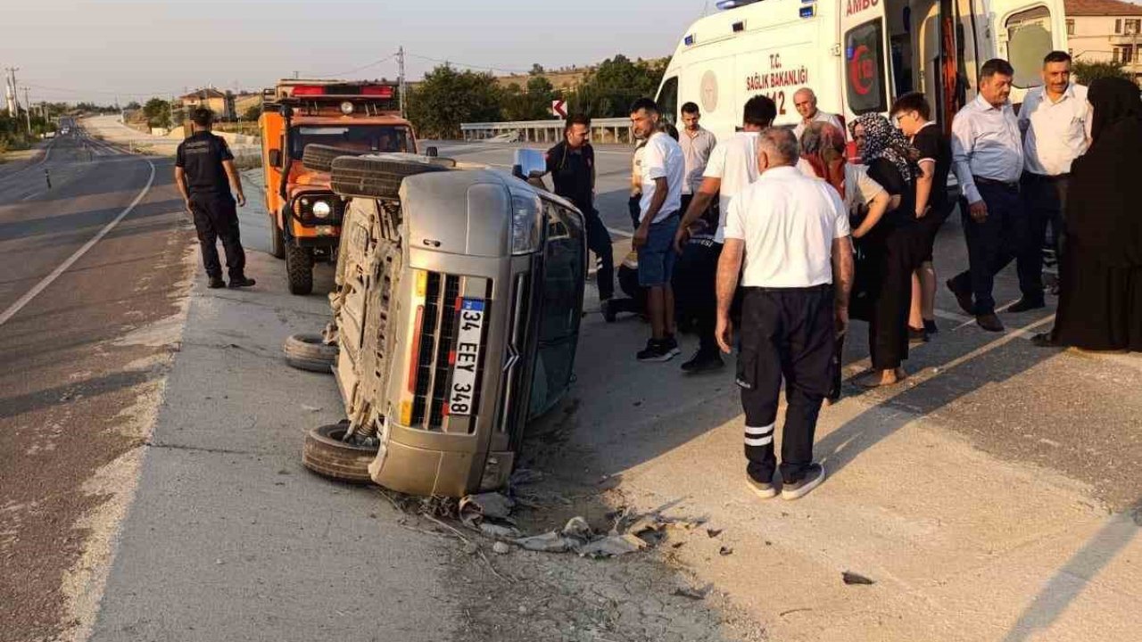 Kastamonu’da hafif ticari araç devrildi: 3 yaralı