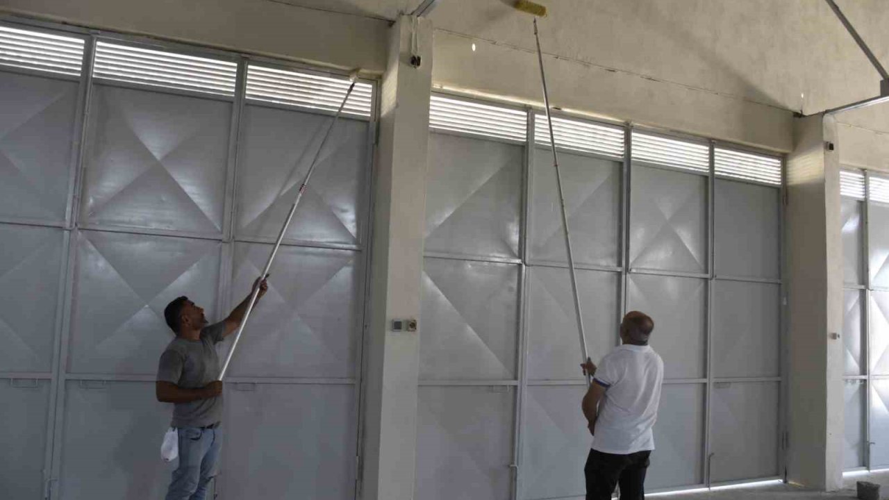 Belediye ekipleri, boya-badana ve tadilat hizmetiyle yüzleri güldürdü