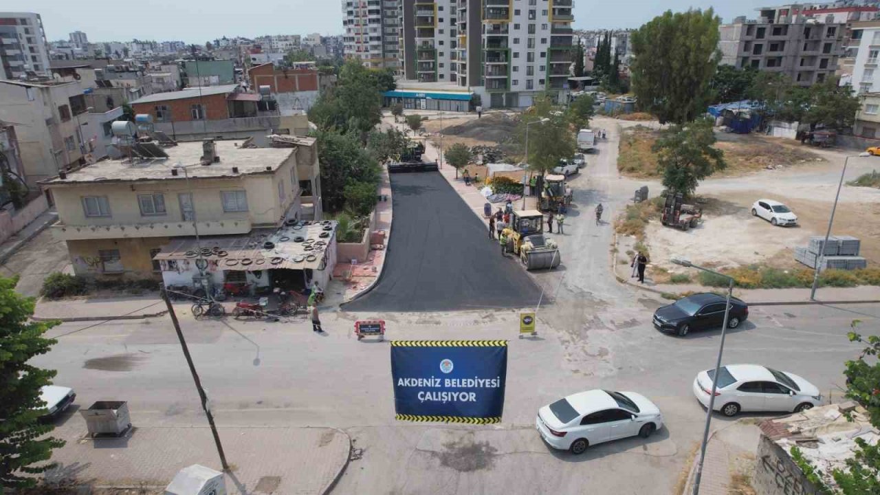Akdeniz’de asfalt çalışmaları sürüyor