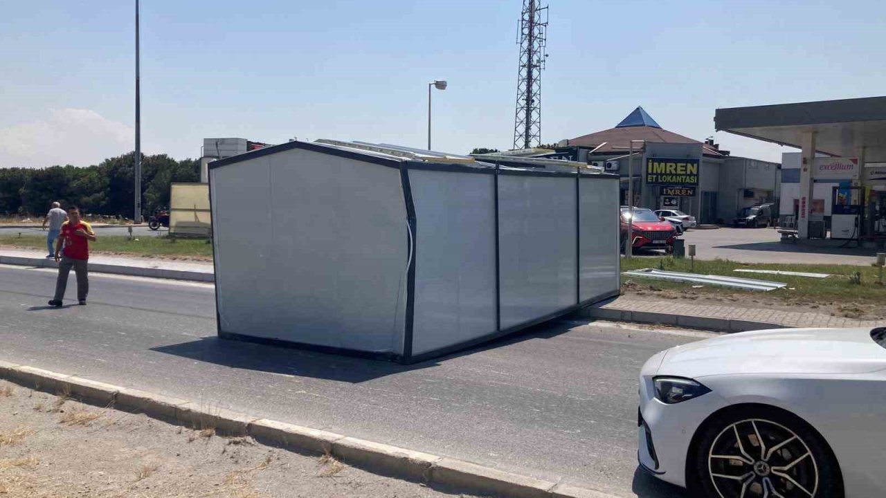 Bandırma’da tırdan düşen konteyner trafiği aksattı