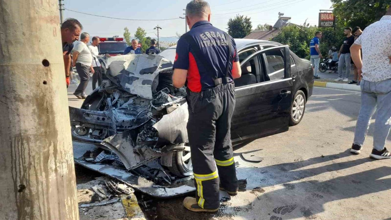 Beton direğe çarpan otomobil hurda yığınına döndü: 1 yaralı