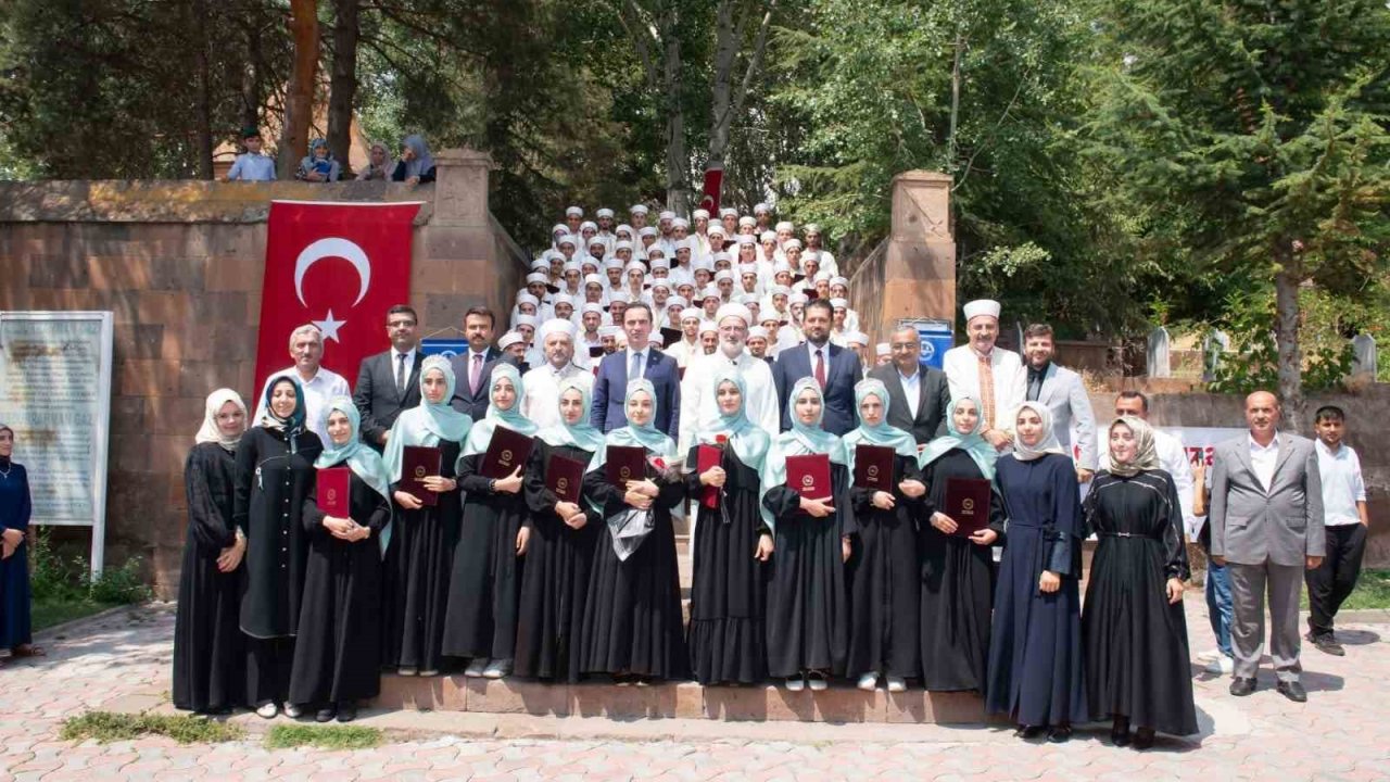 Ahlat’ta 83 öğrenci mezun olarak hafız oldu