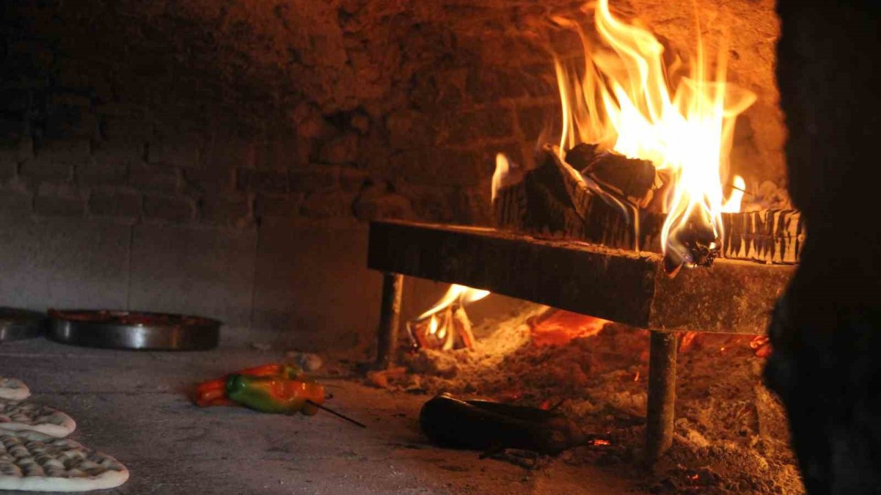 Termometrelerin 50 dereceyi aştığı Şanlıurfa’da fırıncıların zorlu mesaisi