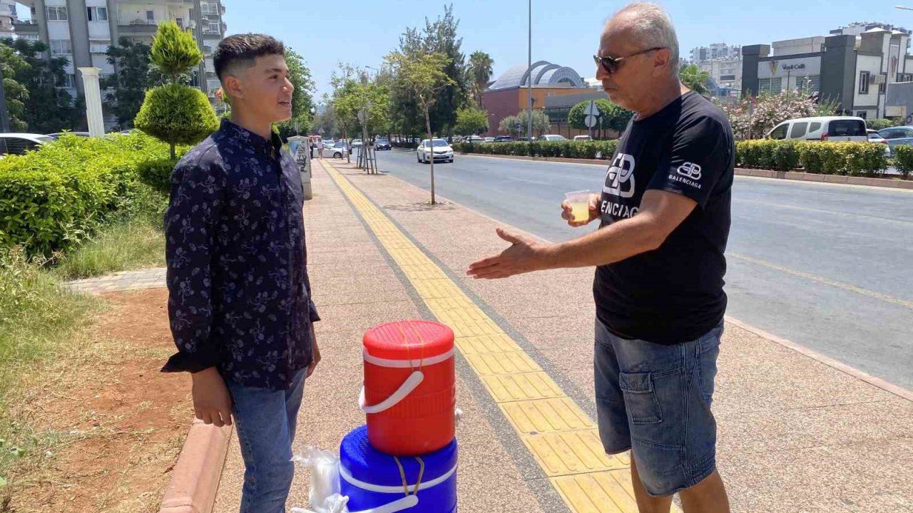 15 yaşındaki genç, limonata satarak hayaline yürüyor