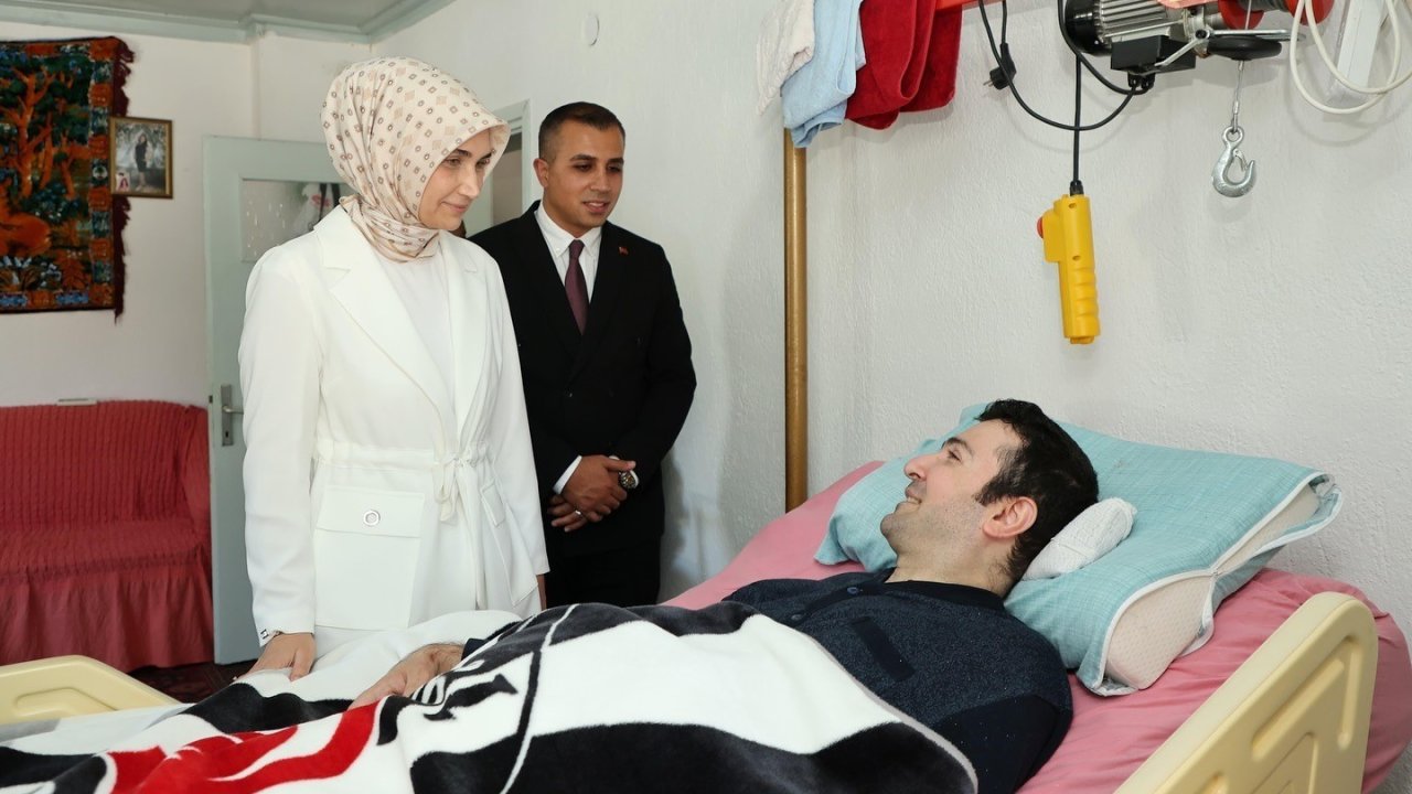 Vali özel bireye aşığı olduğu takımın formasını hediye etti