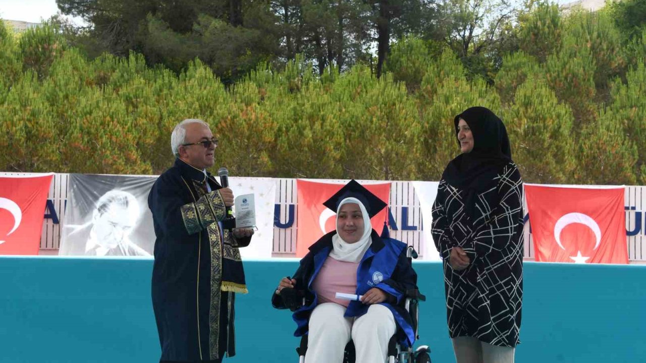 Engelleri azmiyle aştı, mezuniyetine annesiyle ulaştı