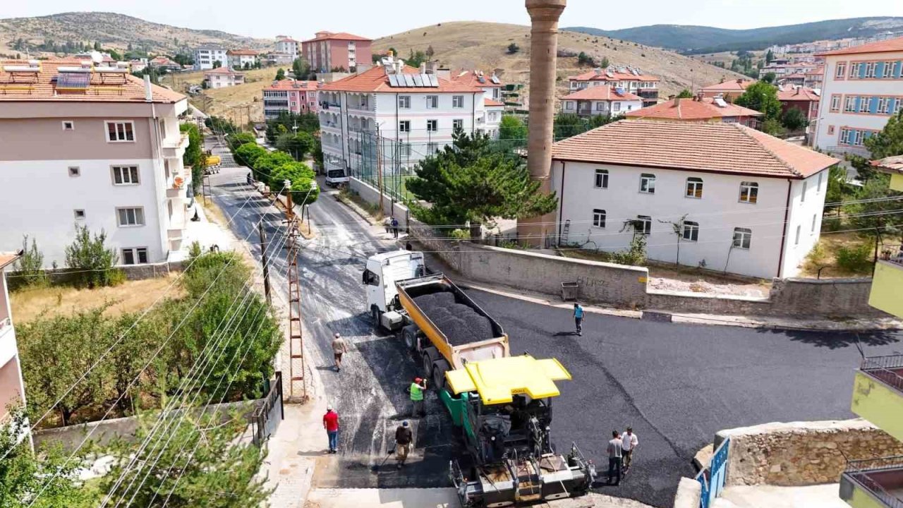 Akdağmadeni’nde cadde ve sokaklar sıcak asfalt ile yenileniyor