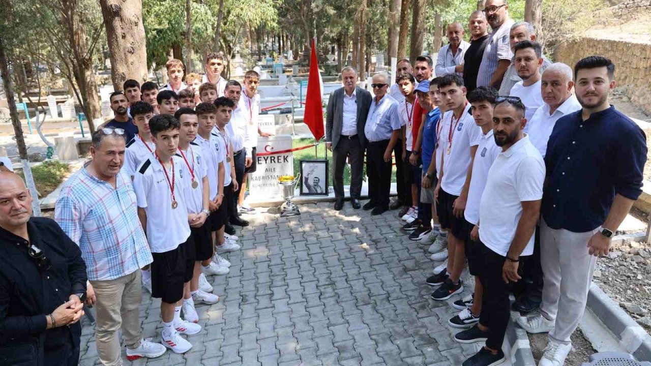 Yunusemre’nin U17’leri şampiyonluk kupasıyla Ferdi Zeyrek’in mezarına gitti