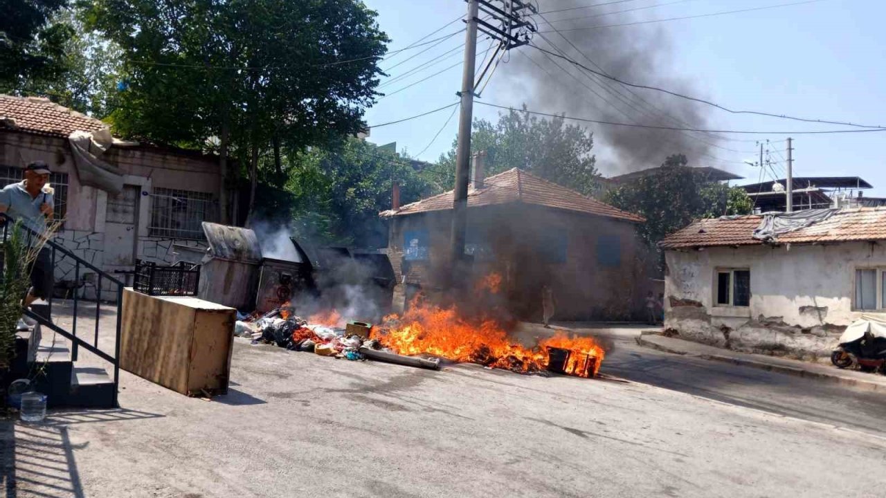 İzmir’de günlerdir toplanmayan çöpte çıkan yangın söndürüldü