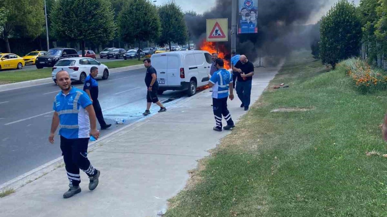 Bakırköy’de bir araç alev alev yandı