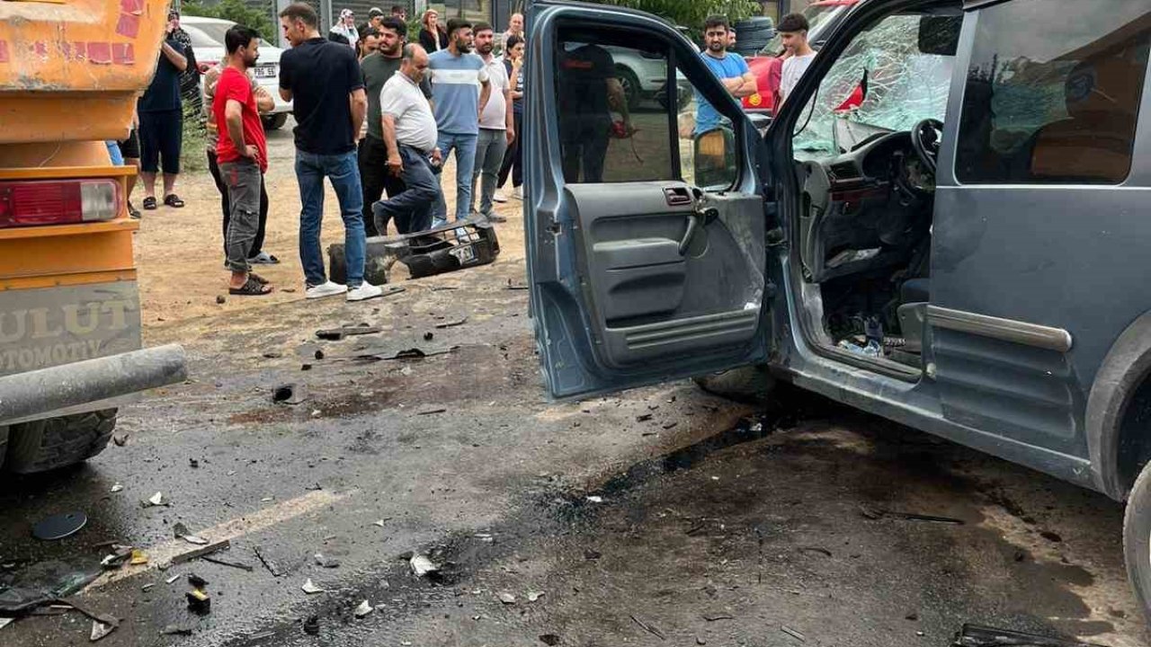 Tatvan’da tır ile kamyonet çarpıştı: 2 yaralı