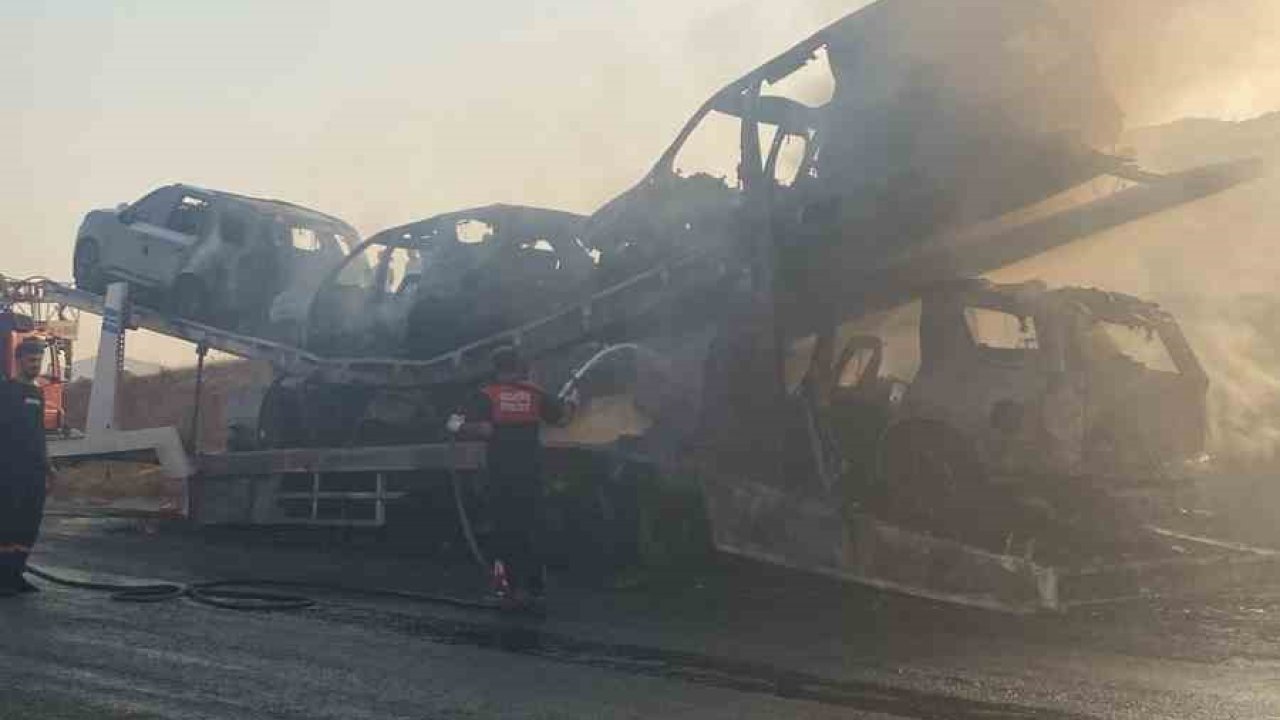 Batman’da sıfır kilometre 5 lüks araç, yüklü olduğu tırla yanarak hurdaya döndü