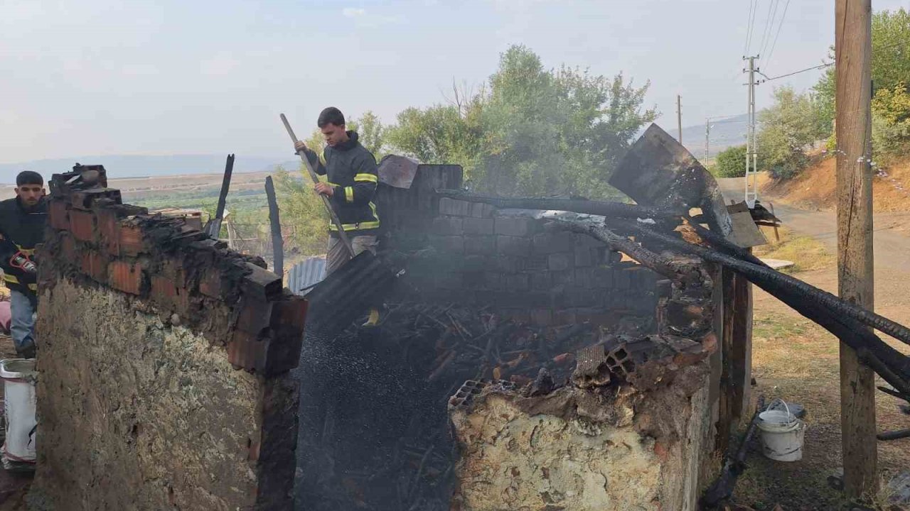 Bingöl’de odunluk yangını, eve sıçramadan söndürüldü