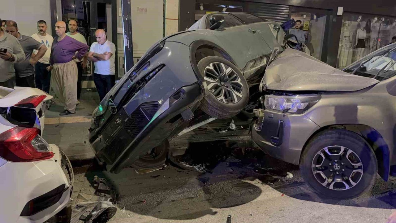 Tatvan’da 3 araçlı zincirleme trafik kazası