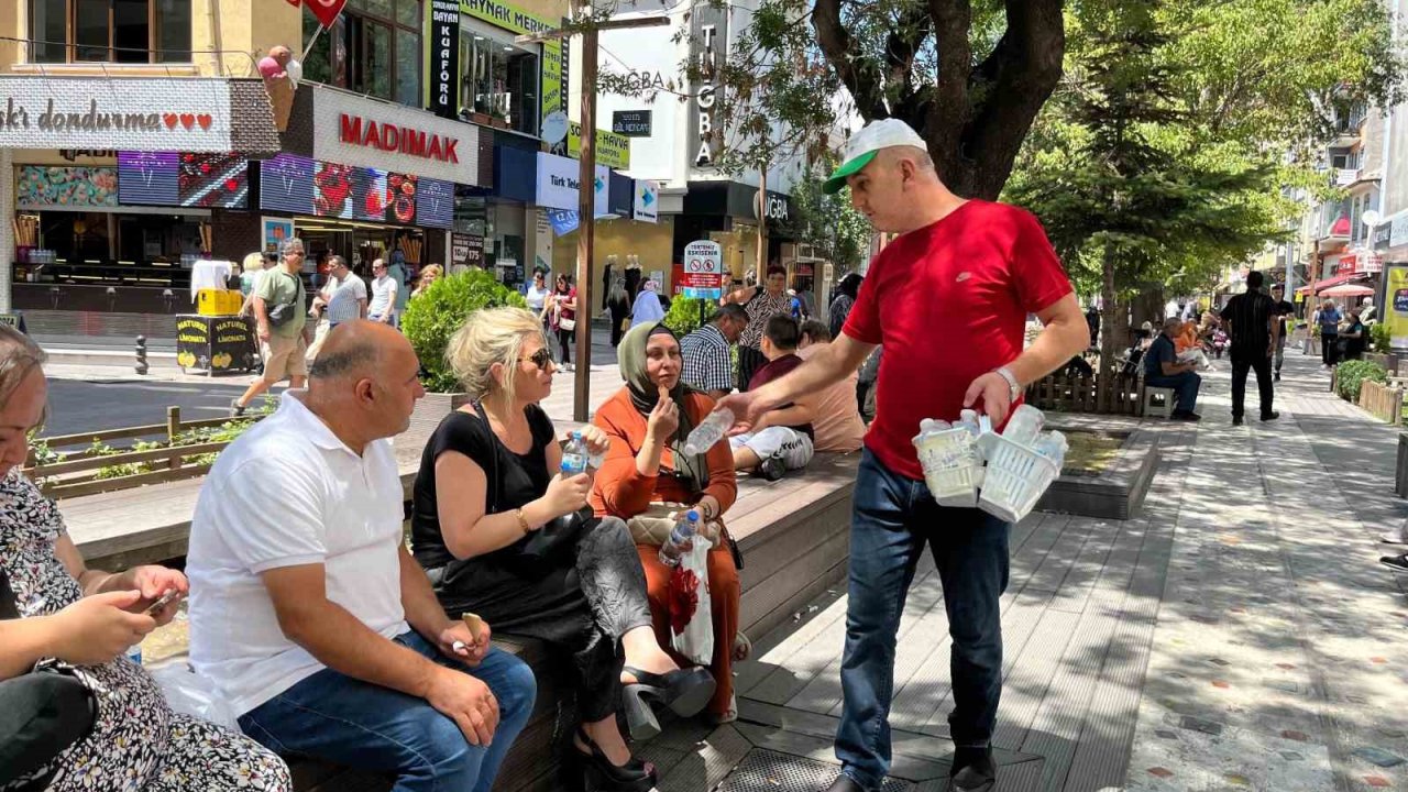 Vatandaşların yaptığı bağışlarla her gün saatlerce ücretsiz su dağıtıyor