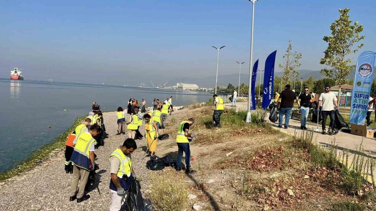 Körfez’de kıyı temizliği: Yarım saatte 70 kilo atık toplandı