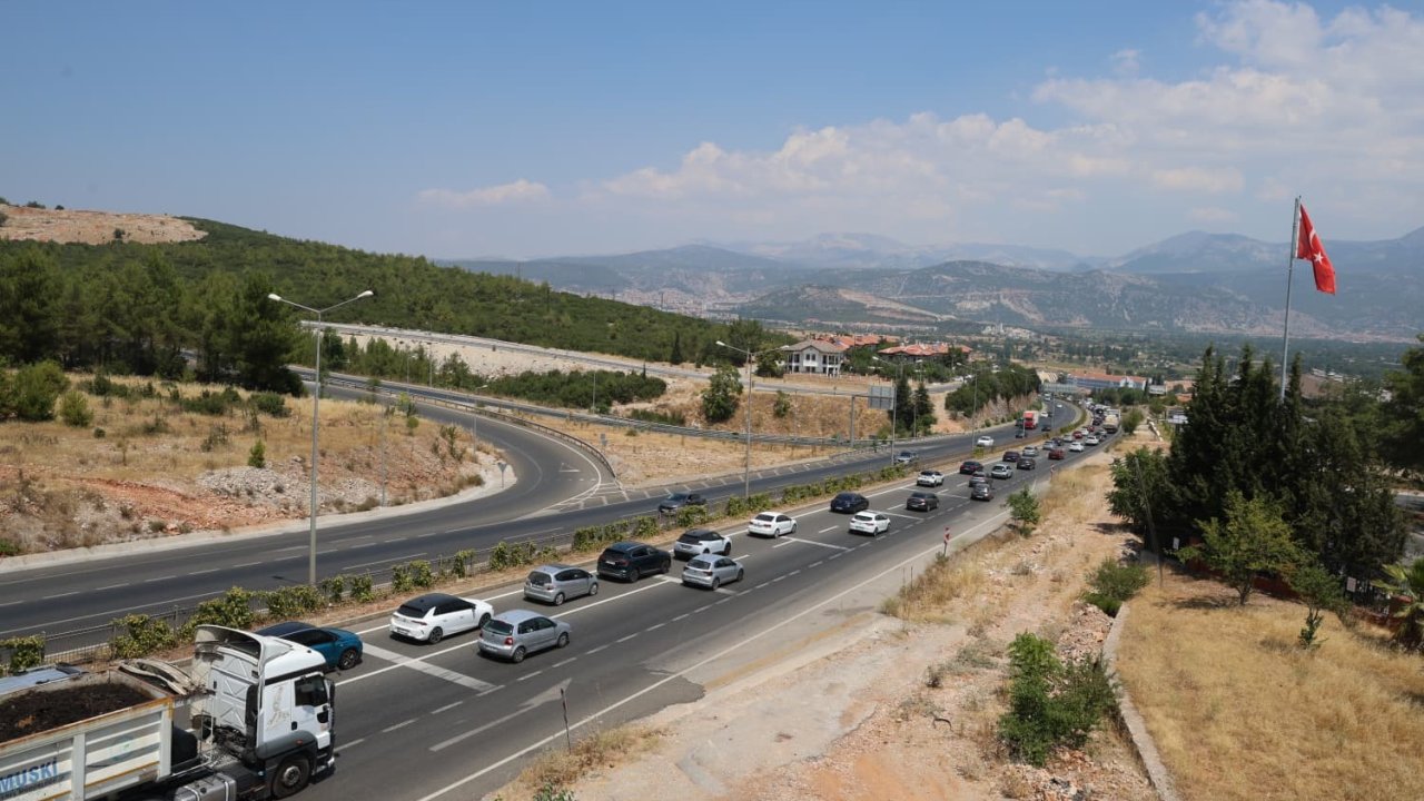 Denizli-Aydın kavşağında 2 kilometrelik araç kuyruğu oluştu