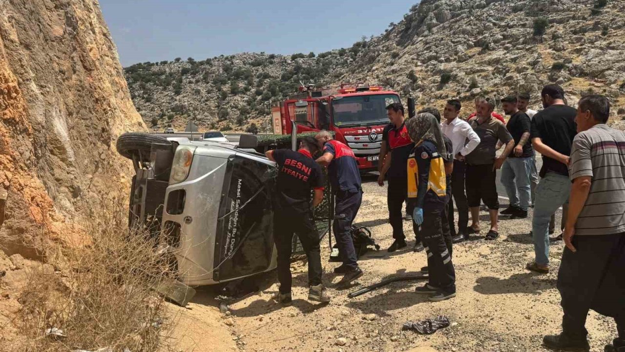 Adıyaman’da şarampole devrilen kamyonetin sürücüsü yaralandı