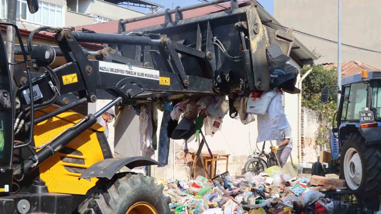 Nazilli Belediyesi çöp evi temizledi: "4 kamyon çöp çıktı"