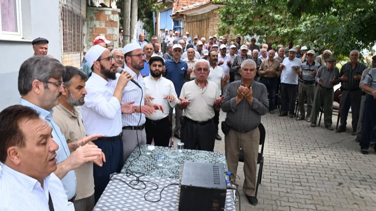 Salihli’nin tarihi mahallesinde eller yağmur için semaya açıldı