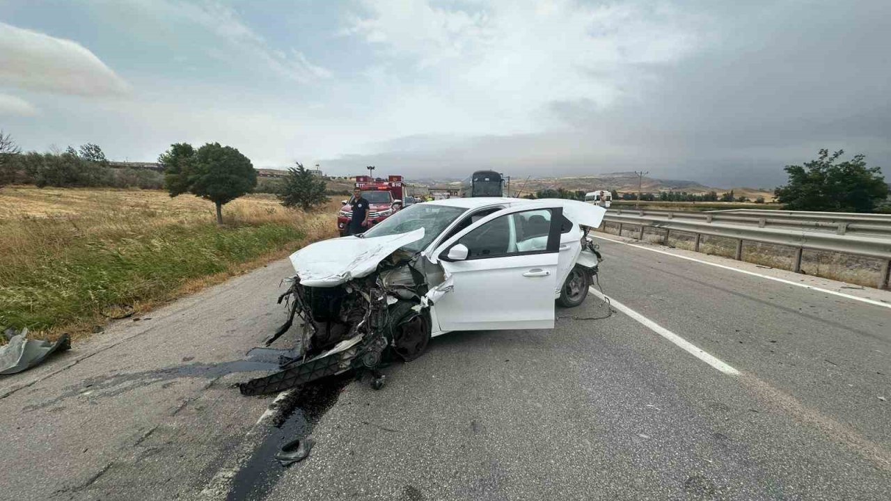 Amasya’da otomobil tıra çarptı