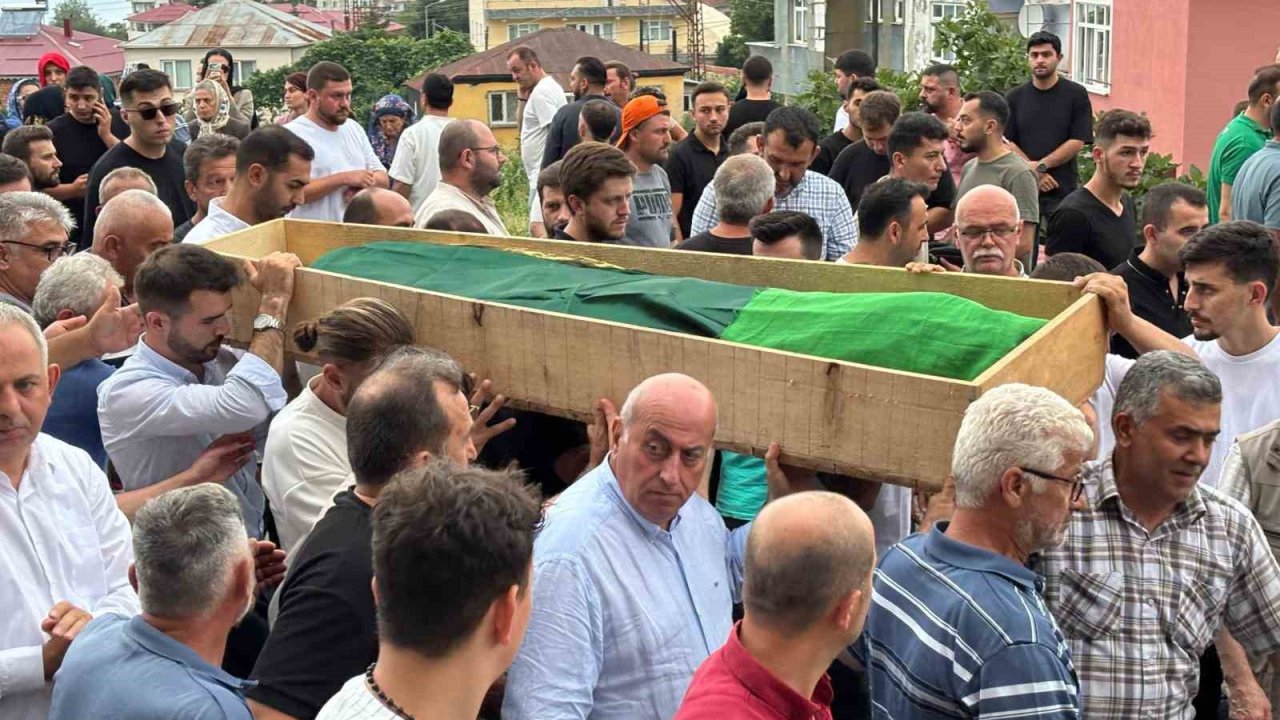 Boşanma aşamasındaki eşi tarafından öldürülen Sinem Topaloğlu son yolculuğuna uğurlandı