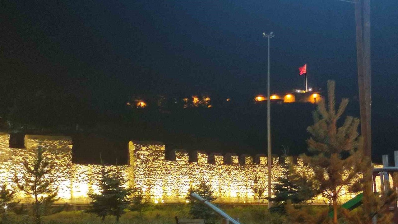 Tarihi Ardahan Kalesi ışıklandırıldı