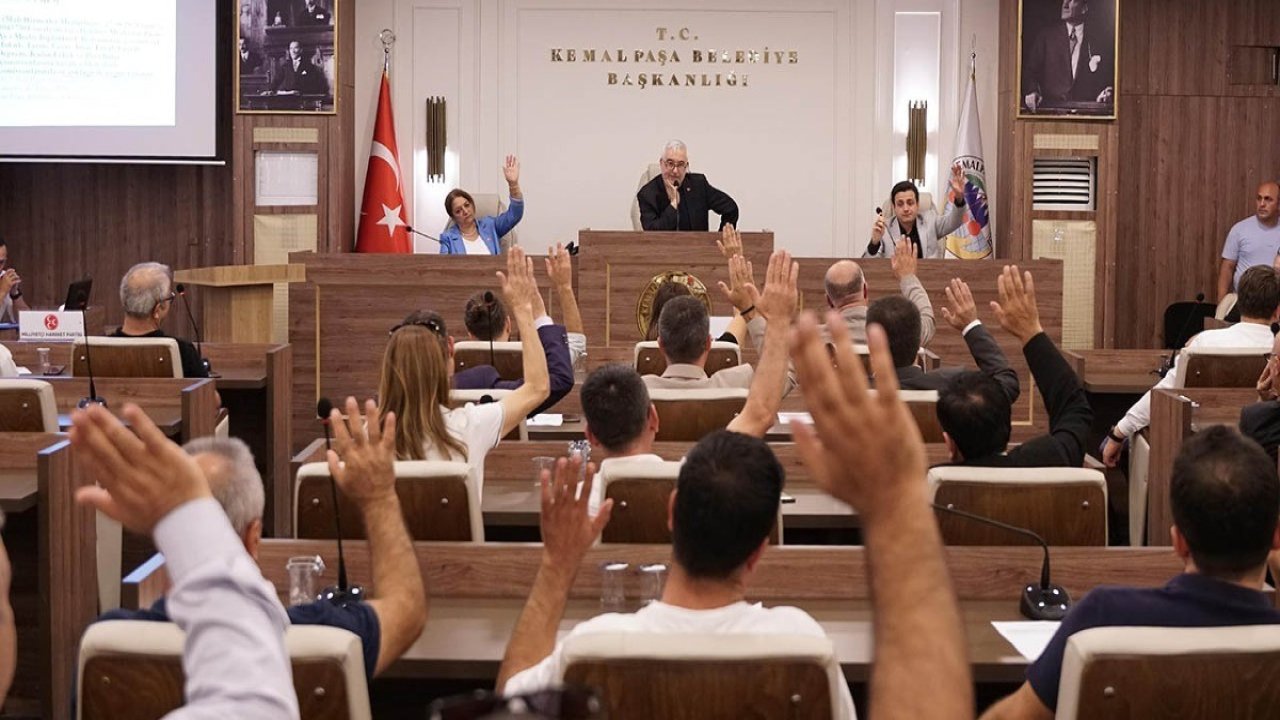 İzmir’de CHP’li Başkan ve meclis üyeleri ile AK Partili meclis üyesi arasında gerginlik