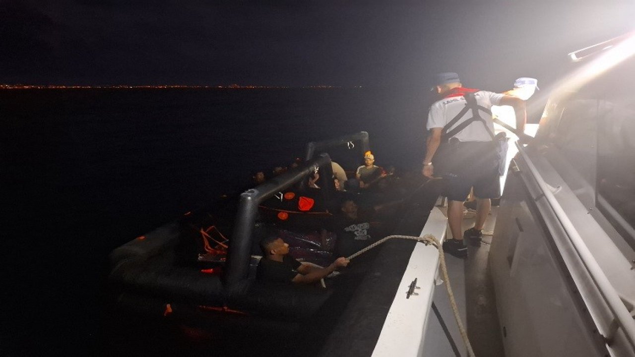 Kuşadası  açıklarında 21 düzensiz göçmen kurtarıldı