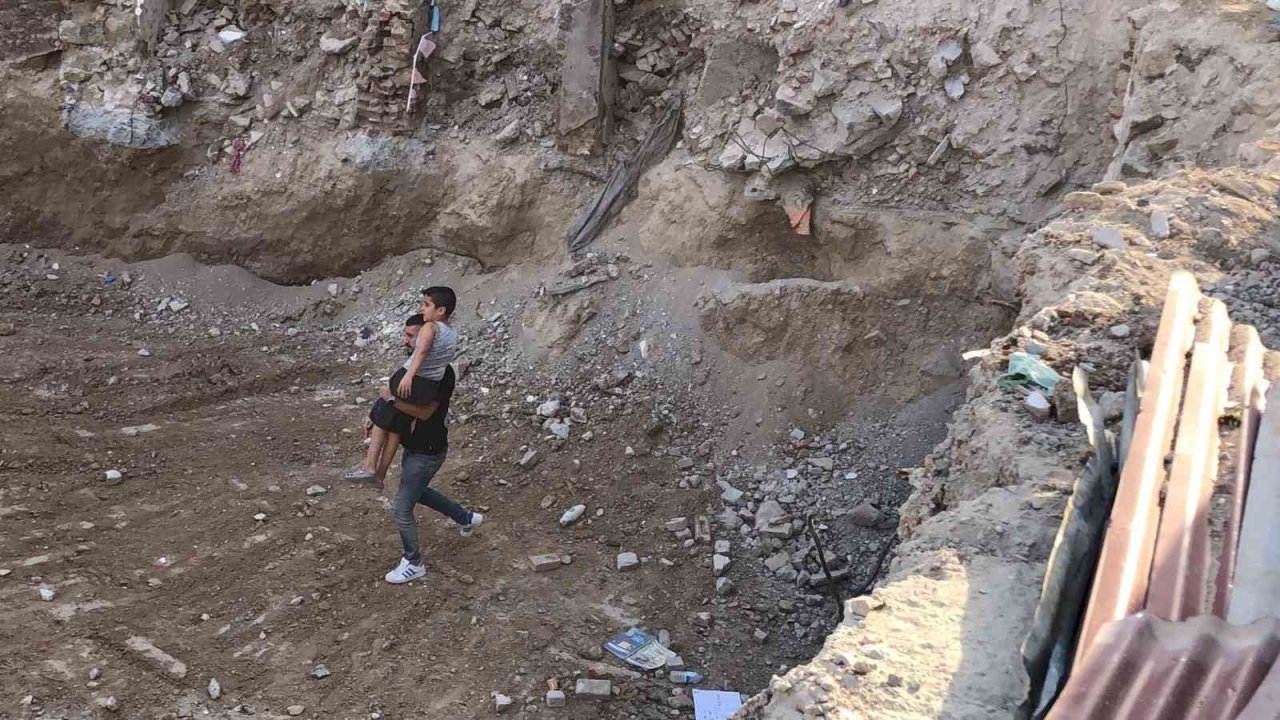 Elazığ’da inşaat çukuruna düşen çocuk kurtarıldı