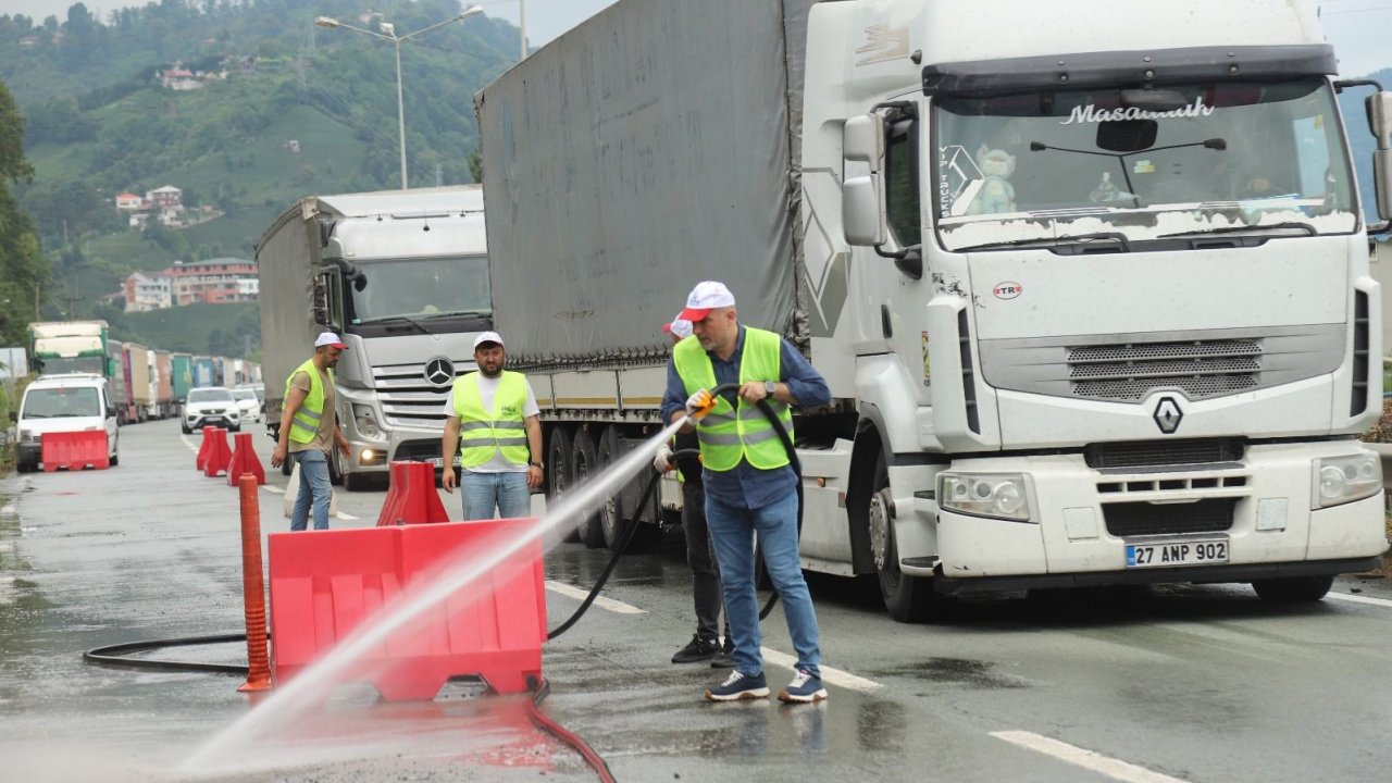 Karadeniz Sahil Yolu kenarına tırlardan atılan çöpleri gönüllü olarak temizlediler