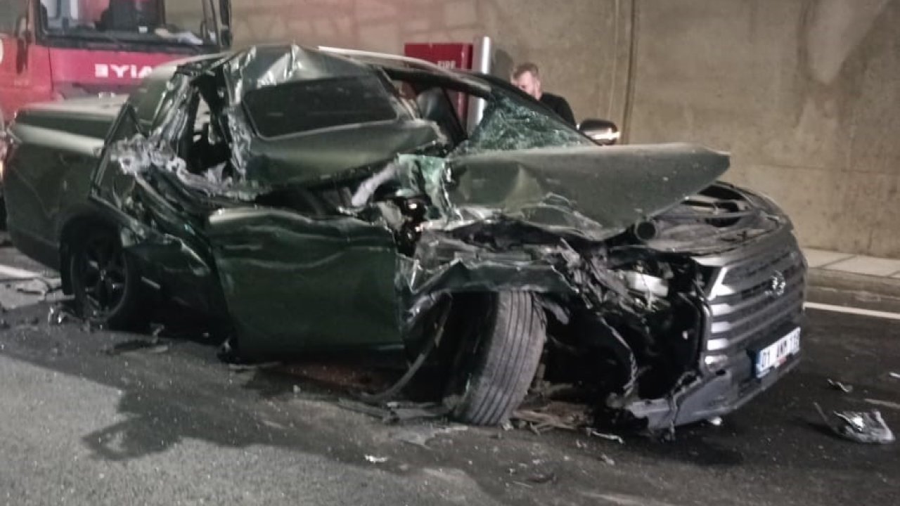 Hasankeyf tünelinde tıra arkadan çarpan pikap hurdaya döndü