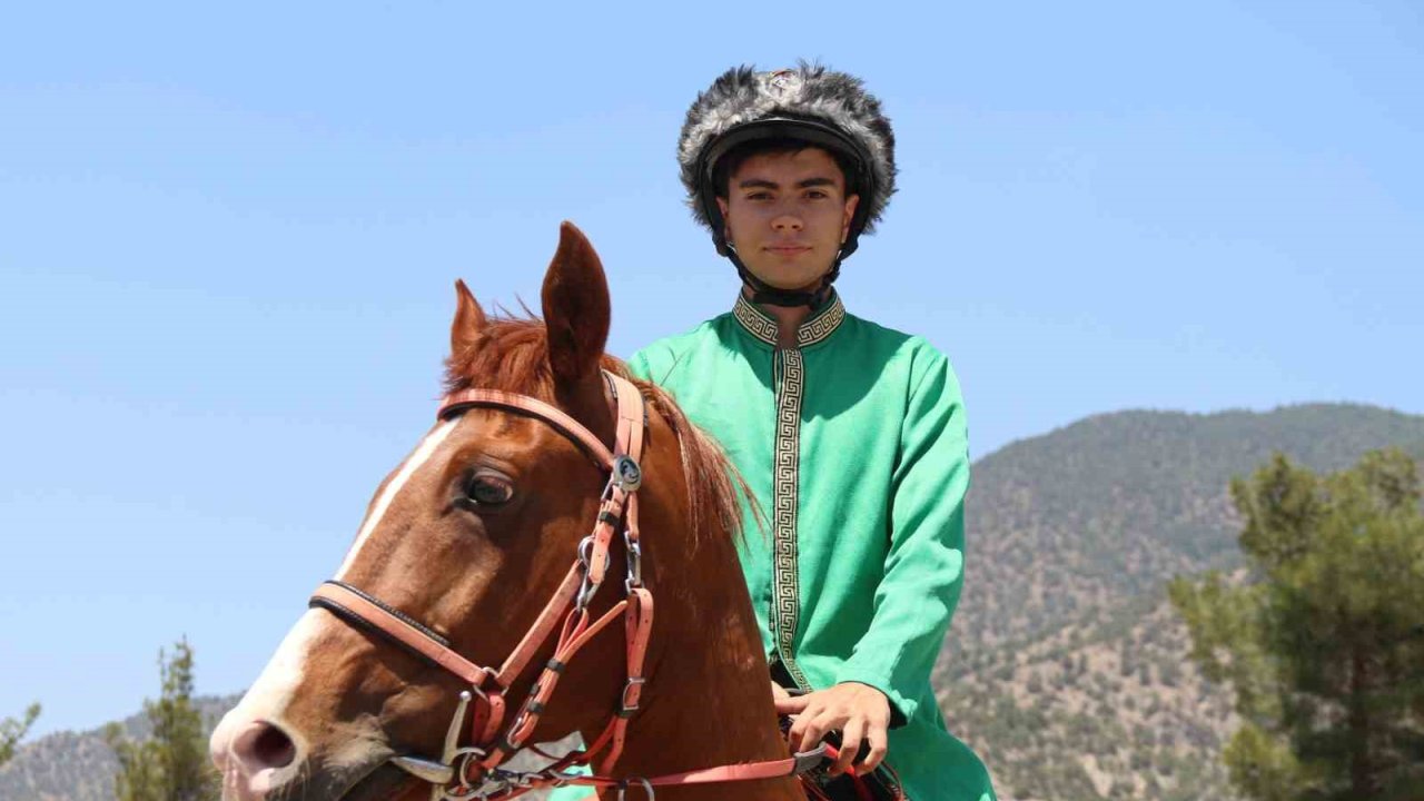 Boş arazideki parkurda yaptığı antremanlarda uluslararası derecelere uzandı