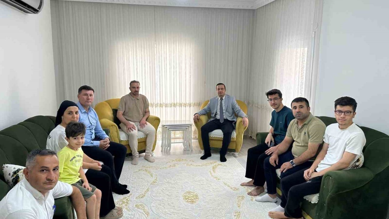 Cizre Kaymakamı Baycar, YKS’de il birincisi olan öğrencileri evlerinde ziyaret etti