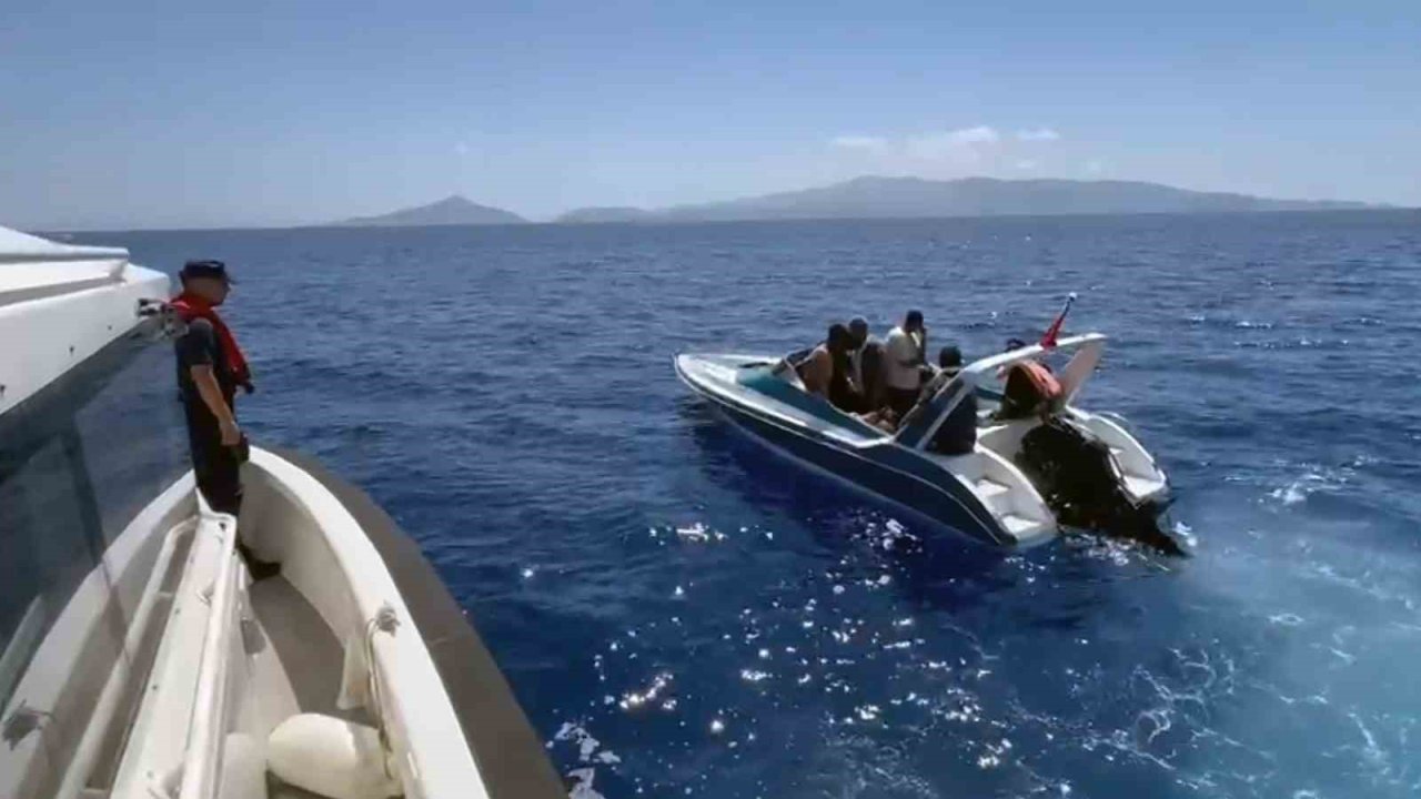 Datça açıklarında 17 düzensiz göçmen kurtarıldı