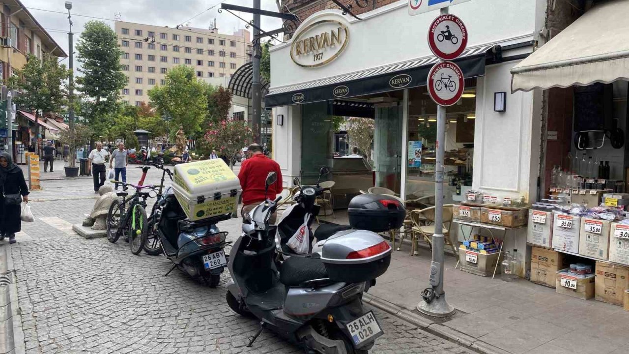 Bu sokakta trafik levhalarının hiçbir önemi yok