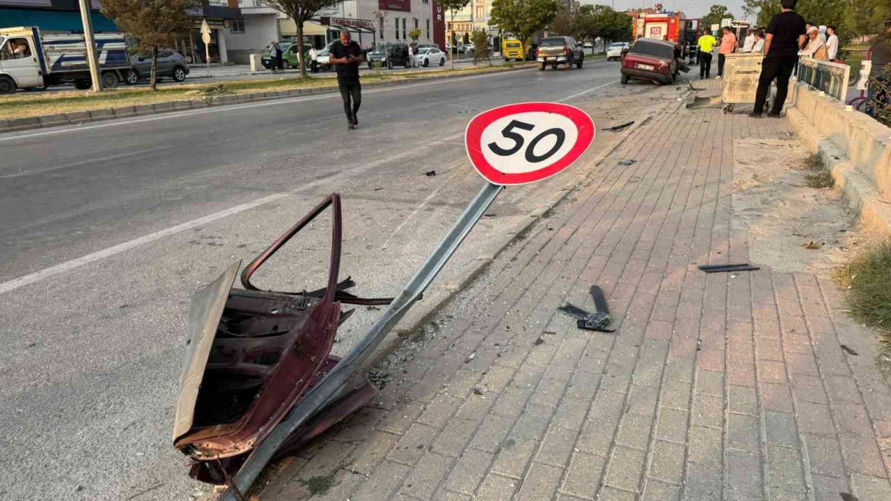 Yön tabelası ve park halindeki araca çarpan otomobilde 3 kişi yaralandı