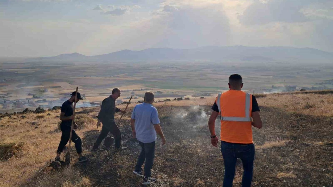 Patnos’ta dağlık alanda çıkan ot yangını kontrol altına alındı
