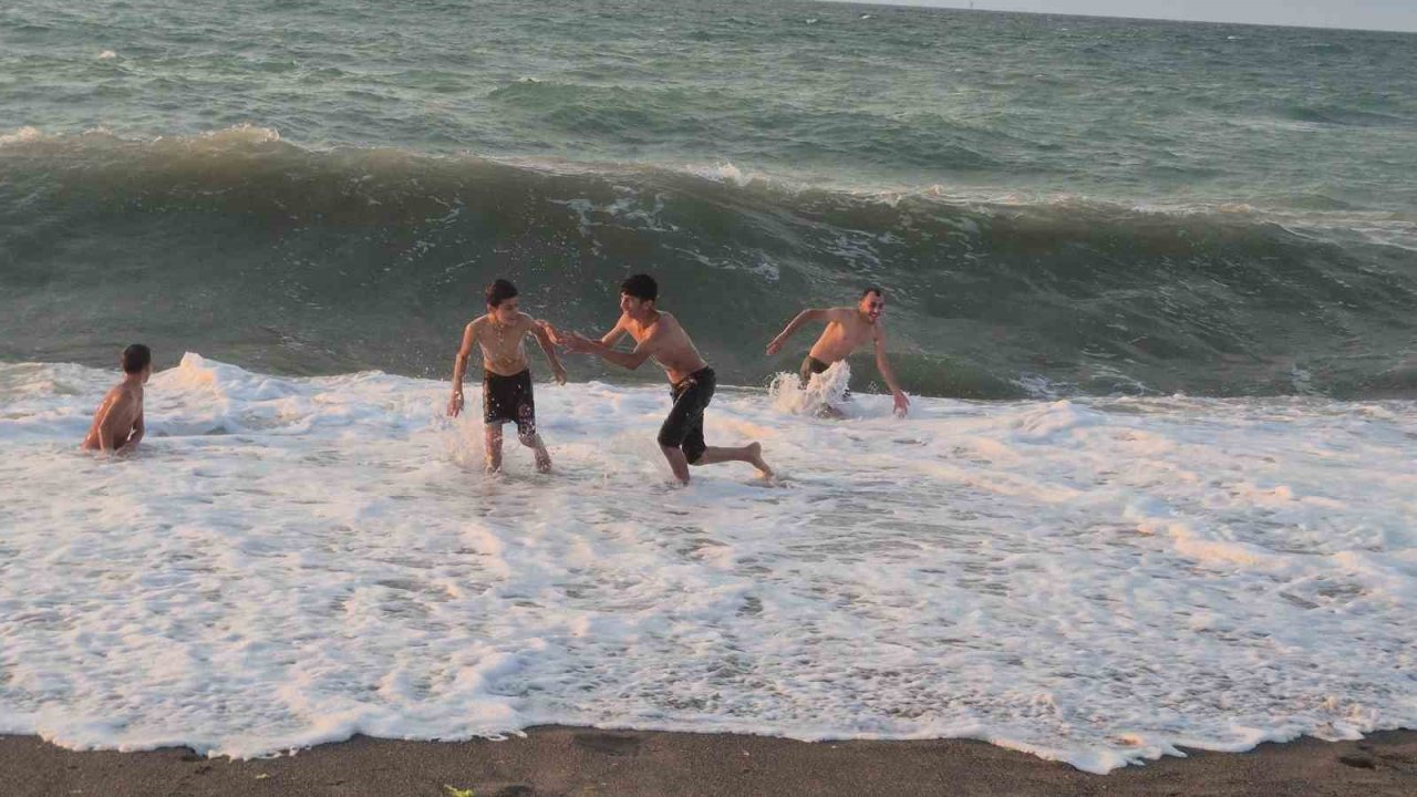 Mardin’in sıcağından kaçtılar kendilerini Karadeniz’in dalgalarına bıraktılar