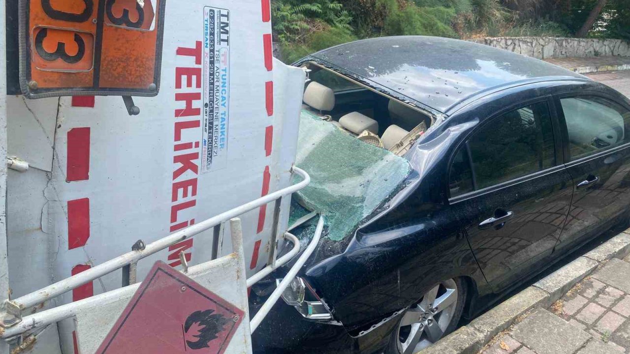 Üsküdar’da akaryakıt tankeri devrildi: 1 yaralı