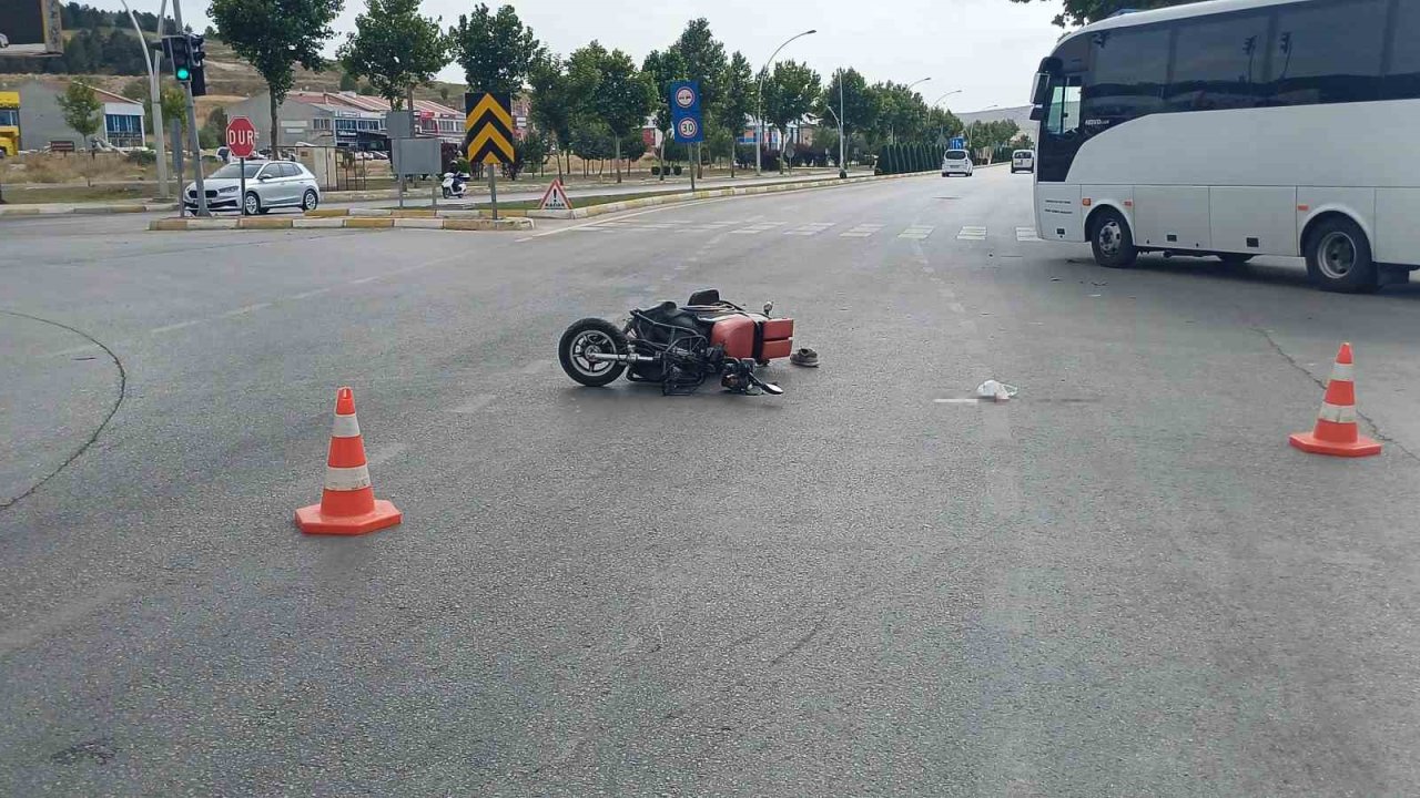 Otomobil ile çarpışan elektrikli motosiklet sürücüsü ağır yaralandı
