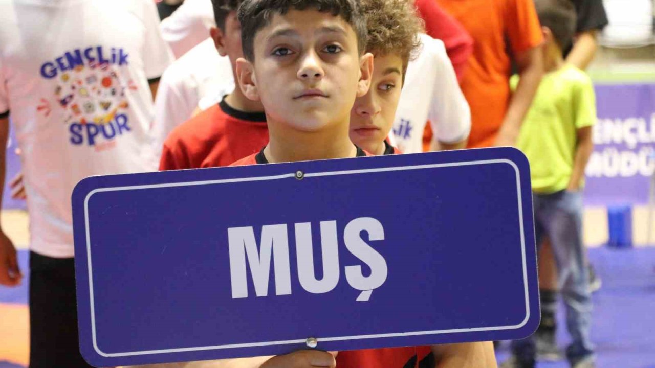 Muş’ta 17 ilden 250 sporcu minderde buluştu