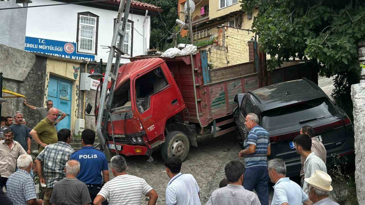 Kontrolden çıkan kamyon park halindeki araç ile elektrik direğine çarparak durabildi